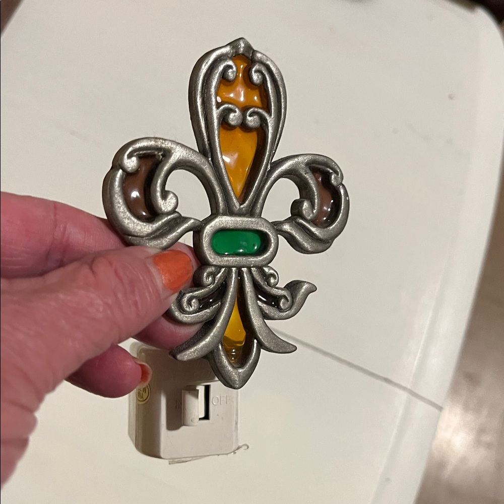 NIGHT LIGHT Fleur-de-Lis with Amber and Green Accents Vintage - No Call Outs